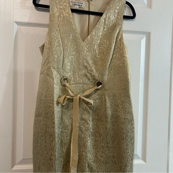 Elegant Gold Sleeveless Dress - Picture 9 of 13